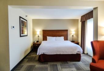 Hampton Inn Charleston-Southridge has rooms with a private hot tub