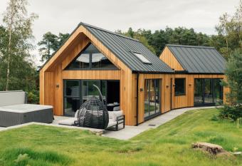 Newlands Lodges has rooms with a private hot tub