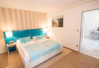 Unterdeck 1 by WellenRausch allows 18 year olds to book a room