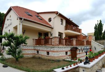 Paulay Borh  z   s Vend  gh  z has Balcony rooms