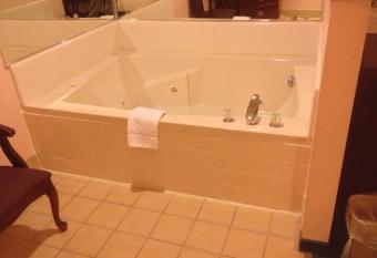 Days Inn by Wyndham Washington Court House has rooms with a private hot tub