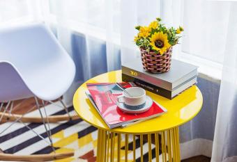 Chongqing Nanan  Nanbin Road   Locals Apartment 00132610 has rooms with a private hot tub