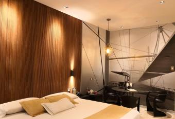 Hotel Las Lomas allows 18 year olds to book a room