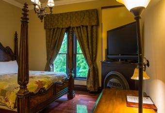 Puddicombe House has rooms with a private hot tub