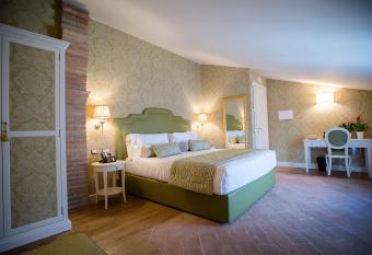 San Gemini Palace has rooms with a private hot tub