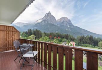 Haus Lohengrin Ferienwohnung 1 has Balcony rooms