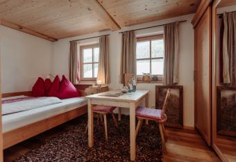 Hoagascht has rooms with a private hot tub