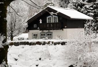 Rosis Cottage has Balcony rooms