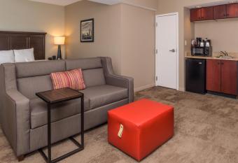 Hampton Inn & Suites Charlotte-Arrowood Rd. has rooms with a private hot tub