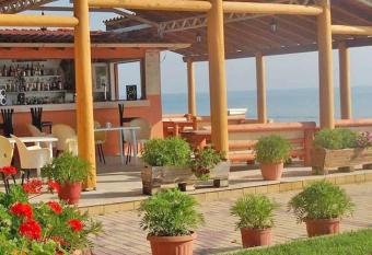 Seafront Apartments has Balcony rooms