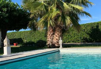 Atelier des Vidaux has Balcony rooms