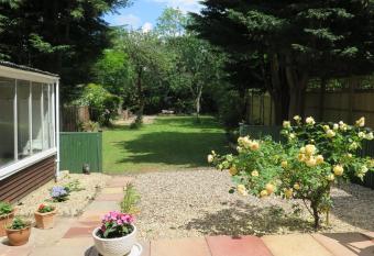 Garden Flat, Ealing has Balcony rooms