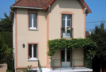 la villa des chats has Balcony rooms