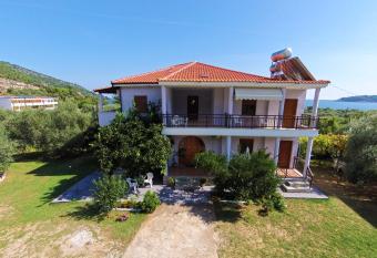 Athina has Balcony rooms