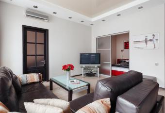 Apartment Grecheskie has rooms with a private hot tub