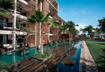 Grand Seminyak - Lifestyle Boutique Bali Resort has rooms with a private hot tub