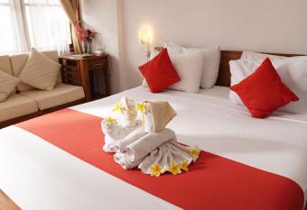 Grand Raka Homestay has Balcony rooms