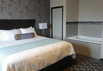 Sunrise Inn Villas and Suites has rooms with a private hot tub