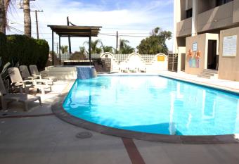 Del Mar Inn Rosarito allows 18 year olds to book a room