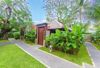 Legian Beach Hotel has Balcony rooms