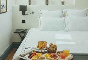 Le Palais Gallien H  tel & Spa allows 18 year olds to book a room