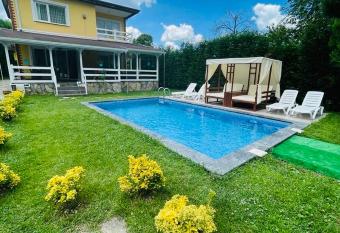 The Doctor s House has Balcony rooms