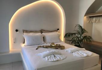 Quartano Luxury Cycladic Residence, Adults Only (13+) allows 18 year olds to book a room