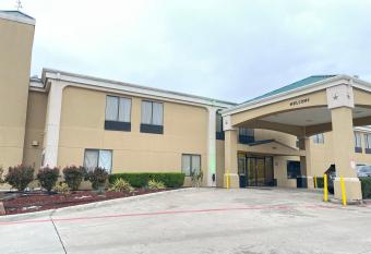 Super 8 by Wyndham Fort Worth Downtown South has Smoking rooms