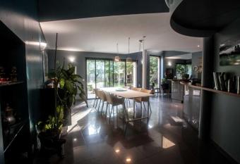 La Closerie aux Violettes - Maison d h  tes allows 18 year olds to book a room