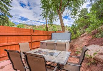 *H* NEW! Manitou Springs Downtown Retreat * has Balcony rooms