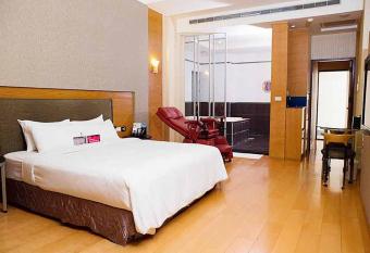 Royal Group Motel Chien Kuo Branch has rooms with a private hot tub