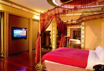 Royal Group Motel Wu Yin Branch has rooms with a private hot tub