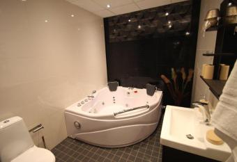 Stockholm Inn Hotell allows 18 year olds to book a room