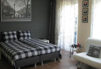 Quarenta Studio has Balcony rooms