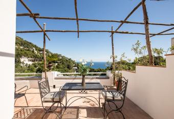 Villa Calypso has Balcony rooms