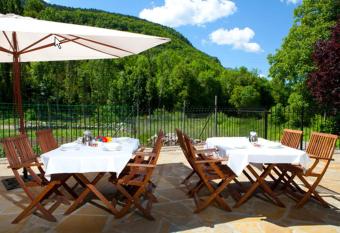 Apartahotel Castej  n de Sos has Balcony rooms