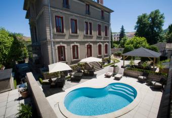 La Villa de Mazamet allows 18 year olds to book a room