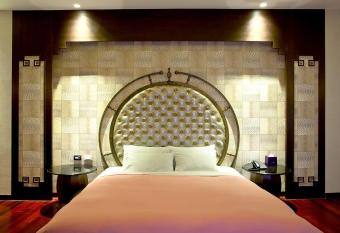 Royal Group Motel Ming Chen Branch has rooms with a private hot tub