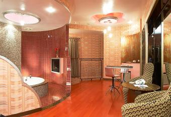 Royal Group Motel Nan Tse Branch has rooms with a private hot tub