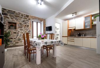 Daniel House has Balcony rooms