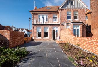 Swn-y-don has Balcony rooms