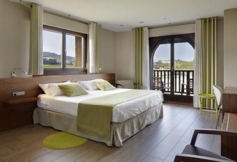 Hotel Rural Gaintza has rooms with a private hot tub