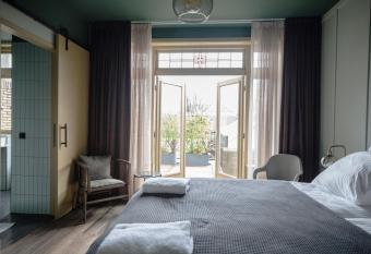 Mr Lewis Zandvoort has Balcony rooms