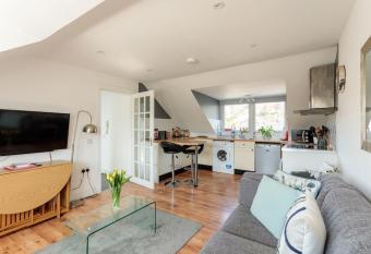 Argyll Apartments - Argyll Square, Oban allows 18 year olds to book a room