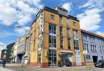 Hotel Mirage allows 18 year olds to book a room