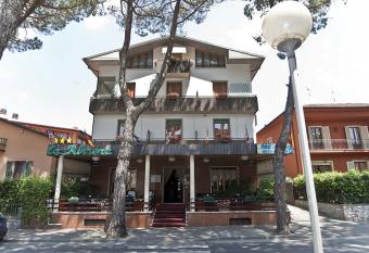 Hotel La Riviera has Balcony rooms