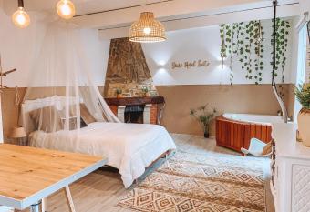 Douro Rural Suite has rooms with a private hot tub