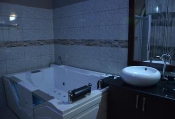 Villa Asimba has rooms with a private hot tub