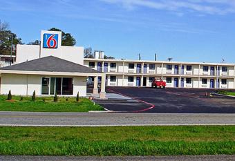 Motel 6 Sulphur Springs allows 18 year olds to book a room
