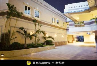 Royal Group Motel Tainan Branch allows 18 year olds to book a room